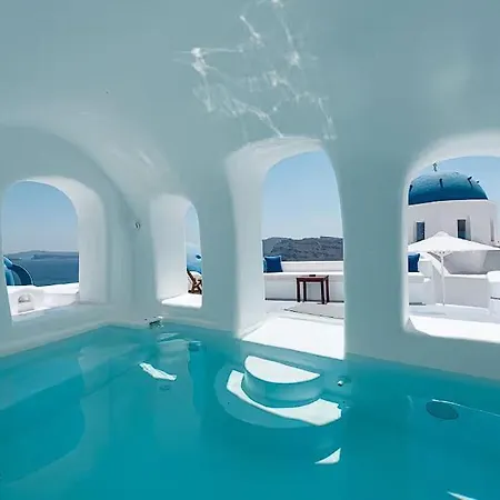 Located In The Very Heart Of ! Oia (Santorini)